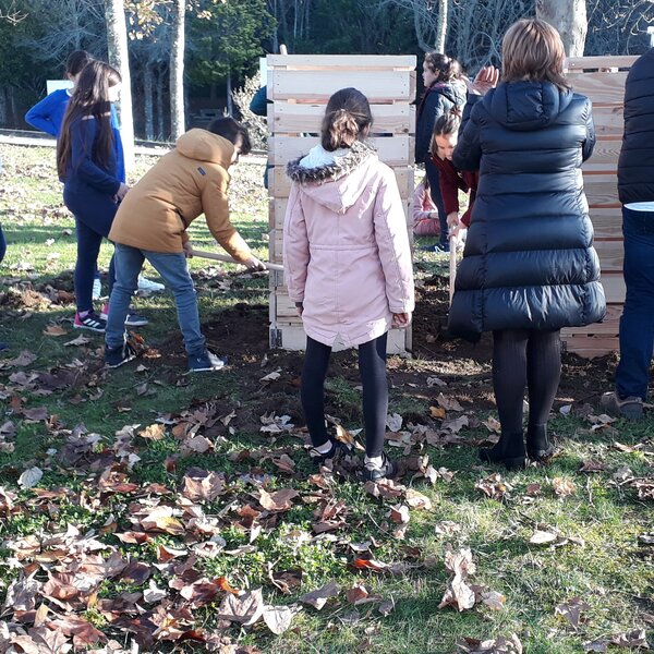 Alunos trabalham o tema de Compostagem na escola de Compostagem em Melgaço