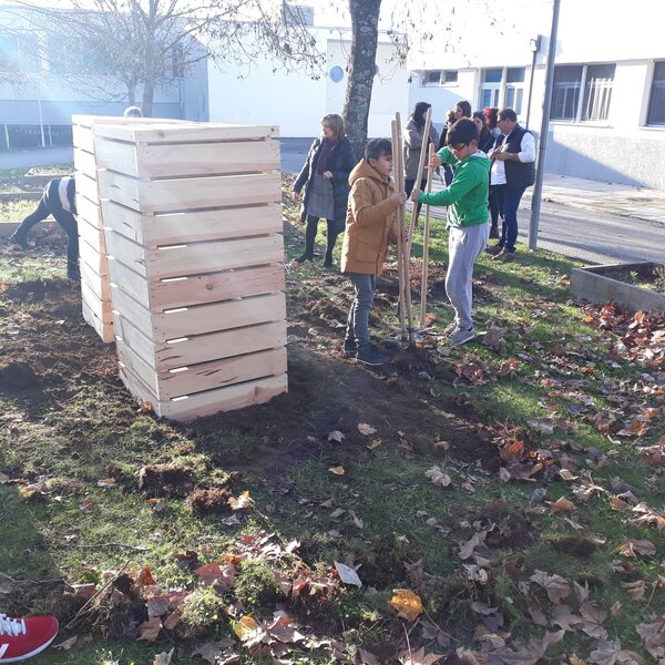 Alunos trabalham o tema de Compostagem na escola de Melgaço