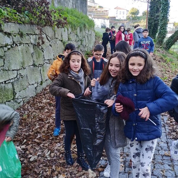 Alunos trabalham o tema de Compostagem na escola de Paredes de Coura