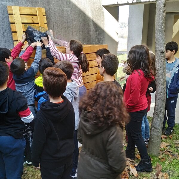 Alunos trabalham o tema de Compostagem na escola de Paredes de Coura