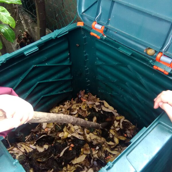 Alunos trabalham o tema de Compostagem em Valença, escola de Friestas