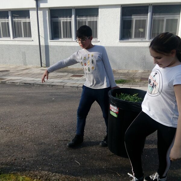 Alunos trabalham o tema da Compostagem na escola de Melgaço